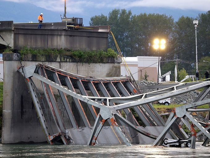 Bridge collapse on US interstate