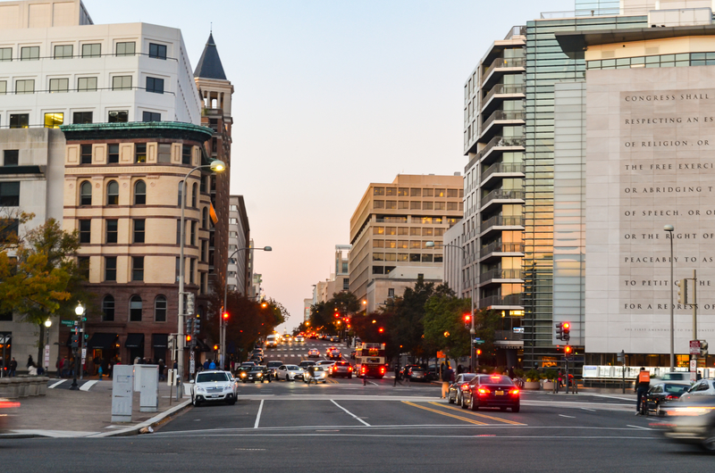 People in Washington DC city in the evening (source:ID 149948516 © Arnon Mungyodklang | Dreamstime.com)