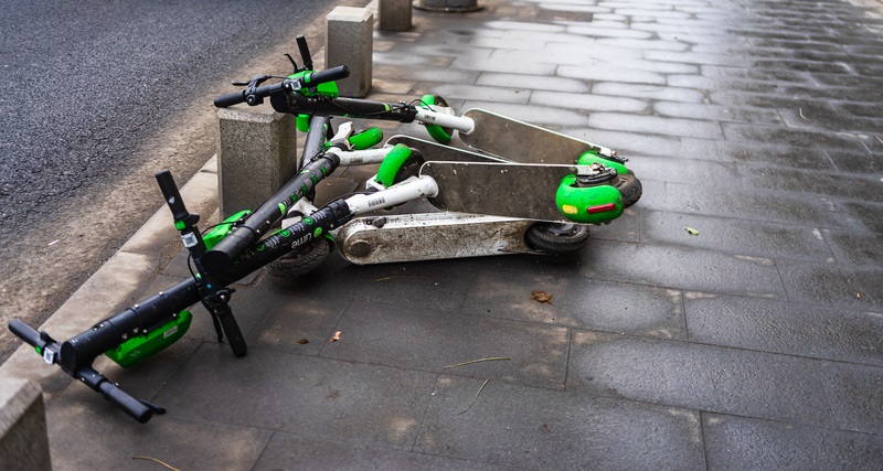 Abandoned e-scooters (© Vlad Ispas | Dreamstime.com)