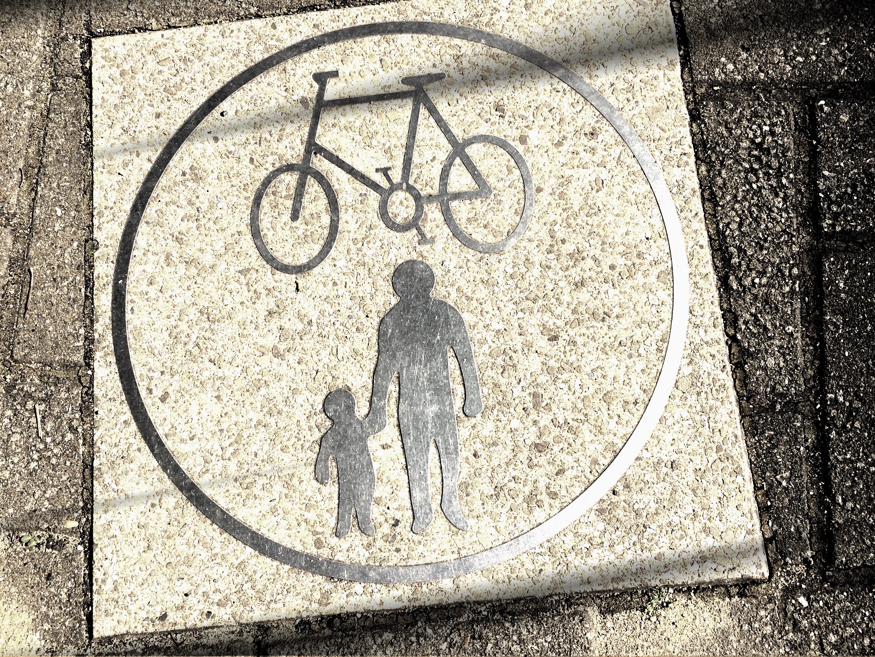 Bike and pedestrian sign (© Adam Hill)
