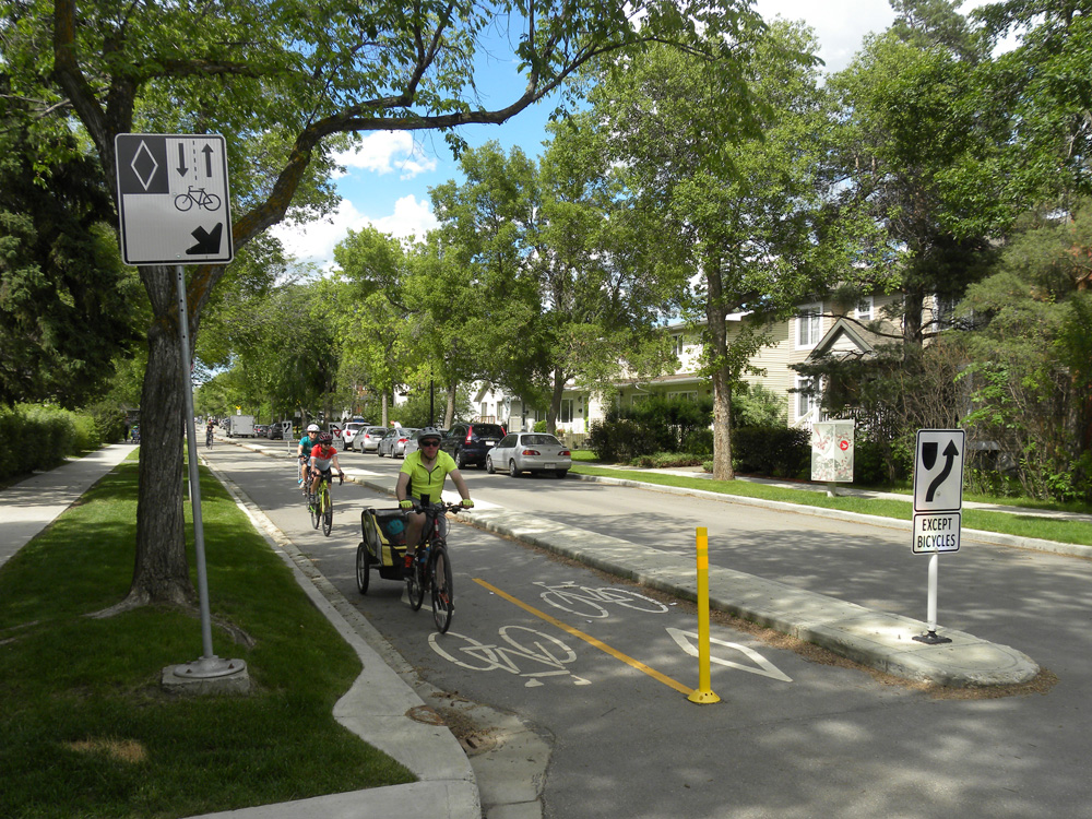 Edmonton’s 127 Street cycle lane: signage should be seen by both cyclists and vehicle users © David Arminas 