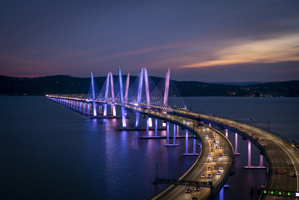The Gov. Mario M. Cuomo bridge has over 2,500 aesthetic LED lights, capable of 16 million colour combinations © HDR