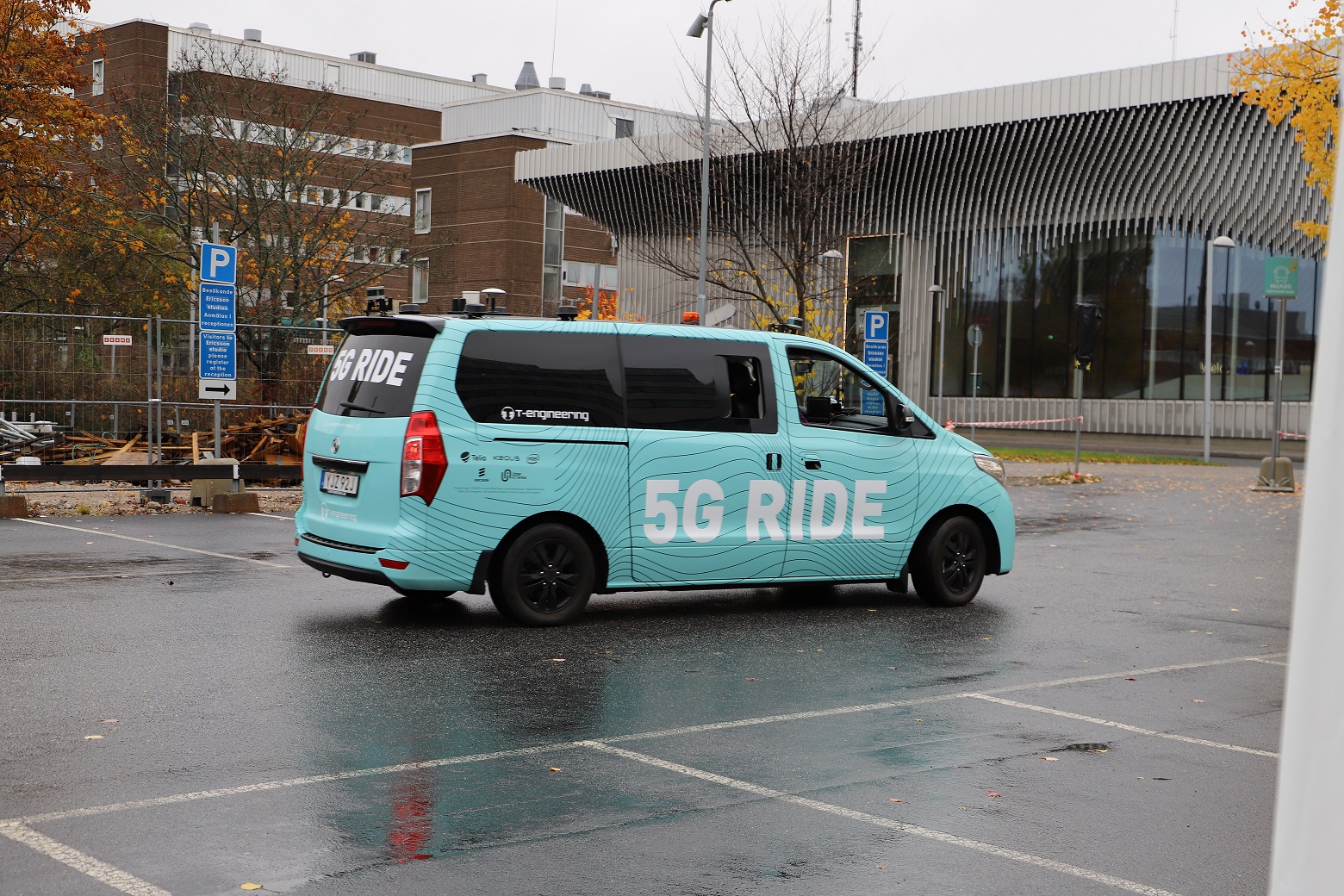 Keolis autonomous electric minibus Kista Science Centre Sweden 5G Intel Telia