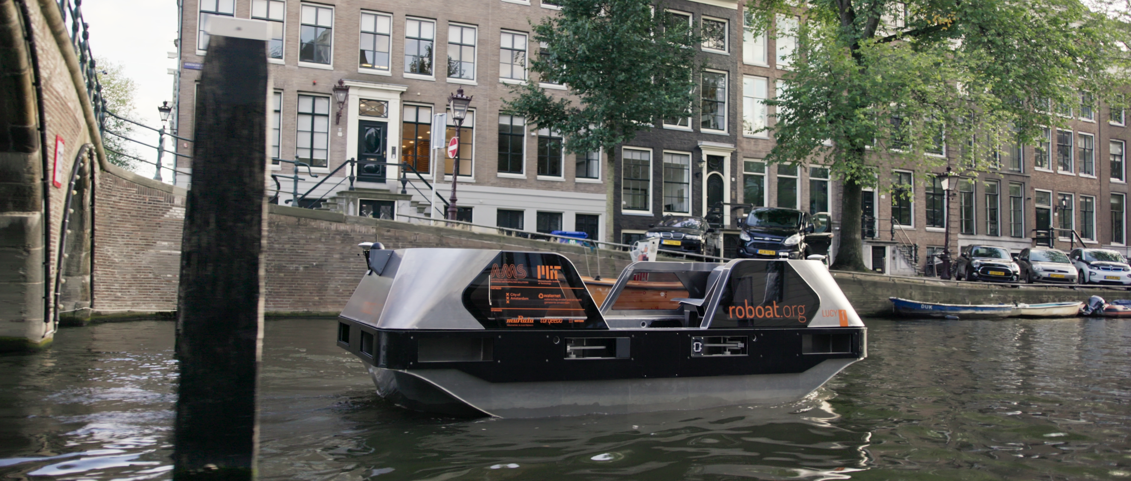 Roboat autonomous boat Amsterdam Amsterdam Institute for Advanced Metropolitan Solutions Massachusetts Institute of Technology