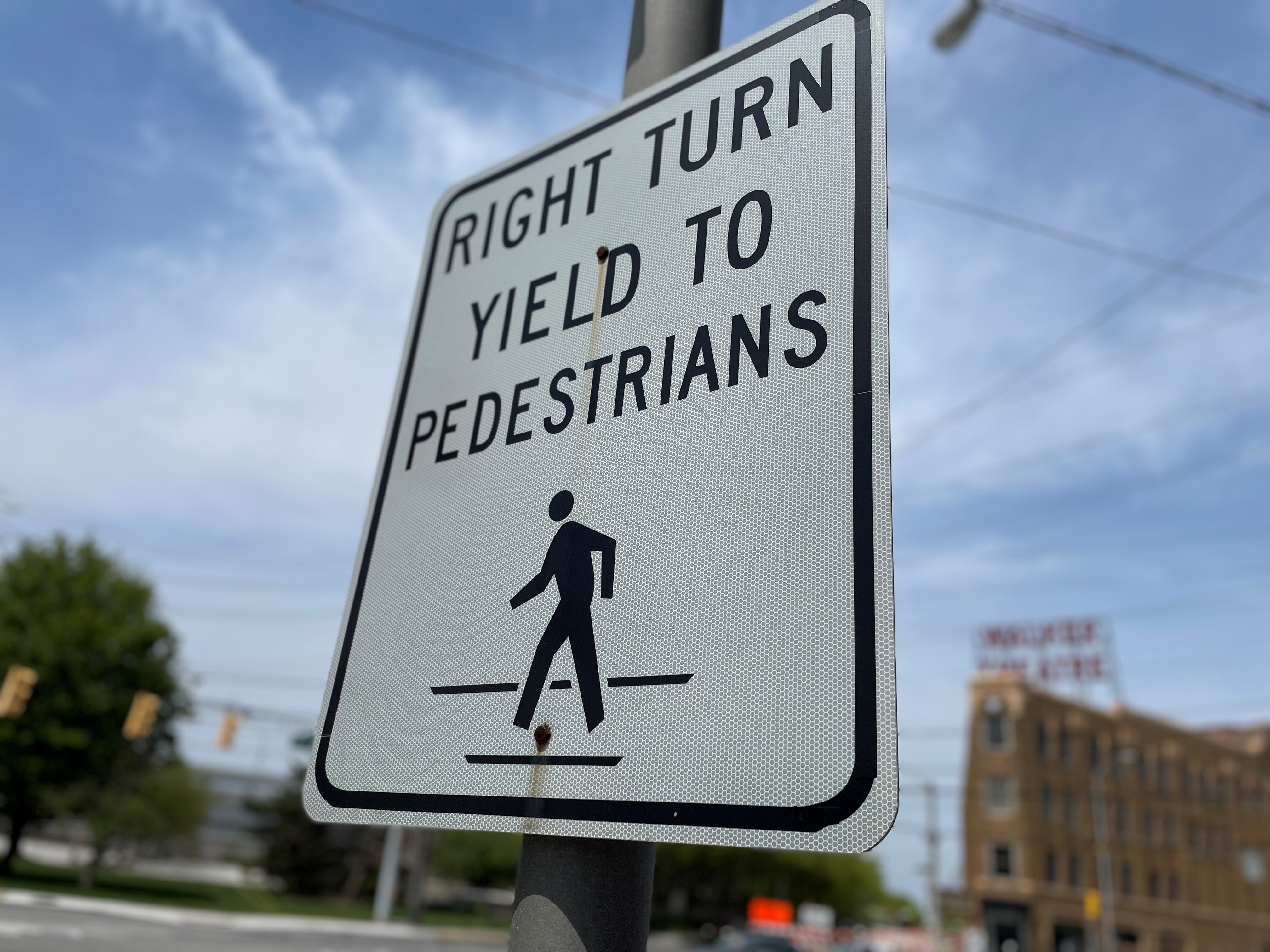 Green light right turn pedestrian deaths road safety (© ITS International | Adam Hill)