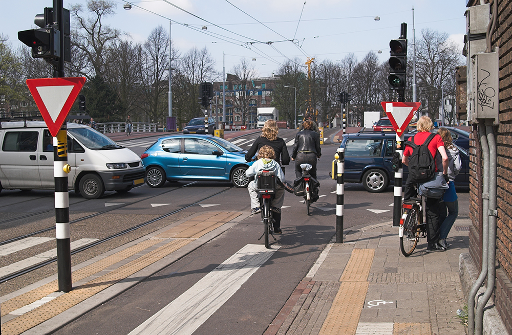 Amsterdam is assessing various scenarios to implement shared mobility © Dragoneye | Dreamstime.com