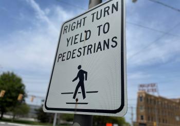 Green light right turn pedestrian deaths road safety (© ITS International | Adam Hill)